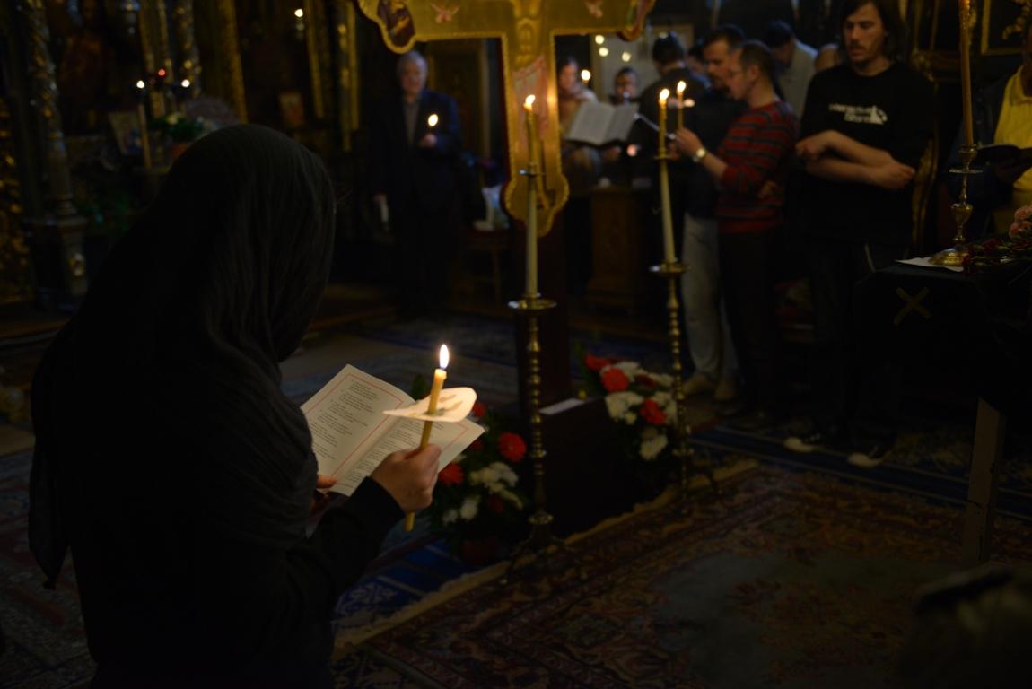 Te mărim pe Tine,/ Iisuse Doamne,/  Şi-ngroparea îţi cinstim şi patimile,/ Că din stricăciune Tu ne-ai izbăvit.